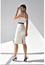 Белое элегантное платье на бретелях