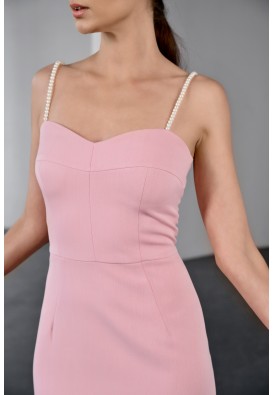 Вишукана сукня-футляр в пастельно-рожевому кольорі