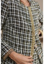 Розкішний жакет із твіду з коштовним оздобленням