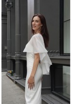 Біла максі сукня з шифоновим кейпом