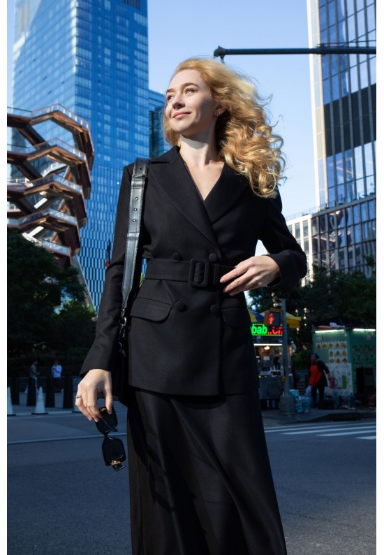 Чорний жакет із поясом