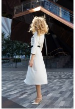 Біла міді-сукня з чорним оздобленням