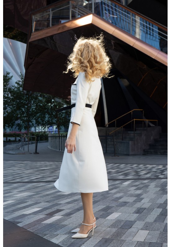 Біла міді-сукня з чорним оздобленням