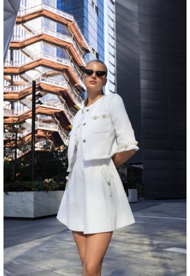 Білий твідовий жакет із перловою вишивкою