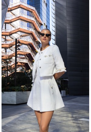 Білий твідовий жакет із перловою вишивкою