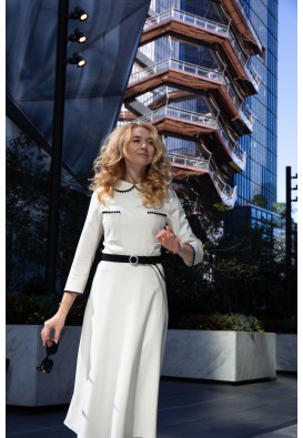 Біла міді-сукня з чорним оздобленням