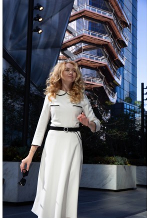 Біла міді-сукня з чорним оздобленням