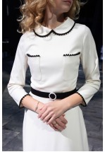 Біла міді-сукня з чорним оздобленням