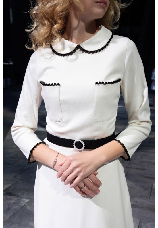 Біла міді-сукня з чорним оздобленням