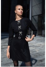 Чорна сукня з перловими бантами