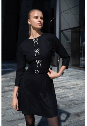 Чорна сукня з перловими бантами