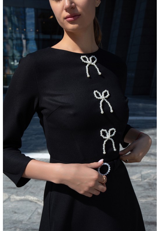 Чорна сукня з перловими бантами