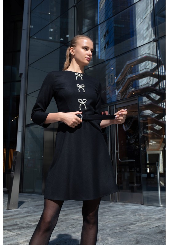 Чорна сукня з перловими бантами