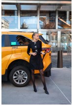 Чорна сукня з перловими бантами