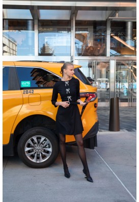 Чорна сукня з перловими бантами