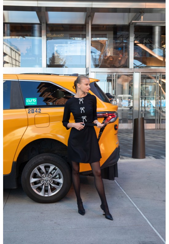 Чорна сукня з перловими бантами