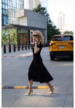 Чорна міді-сукня з білими деталями