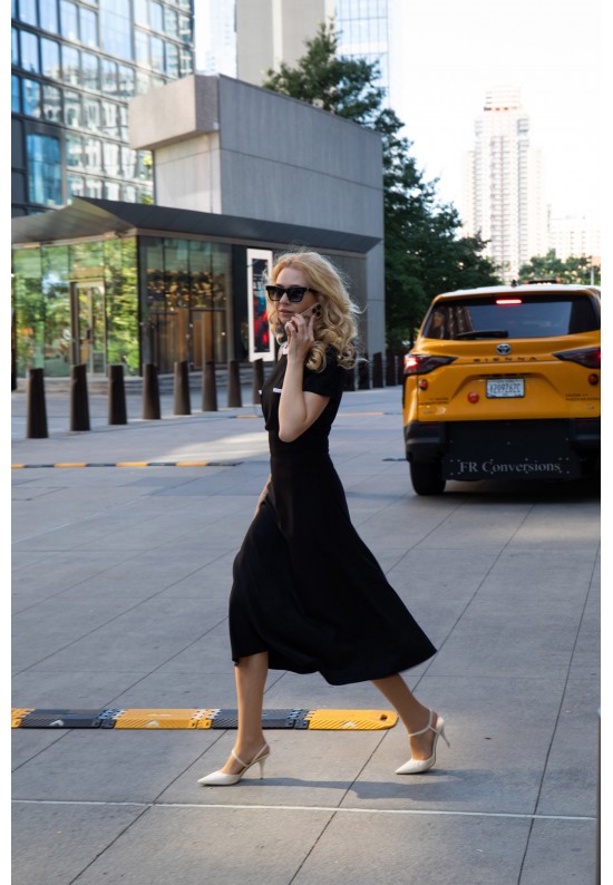 Чорна міді-сукня з білими деталями