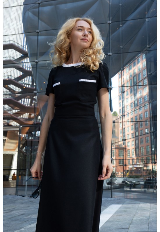 Чорна міді-сукня з білими деталями