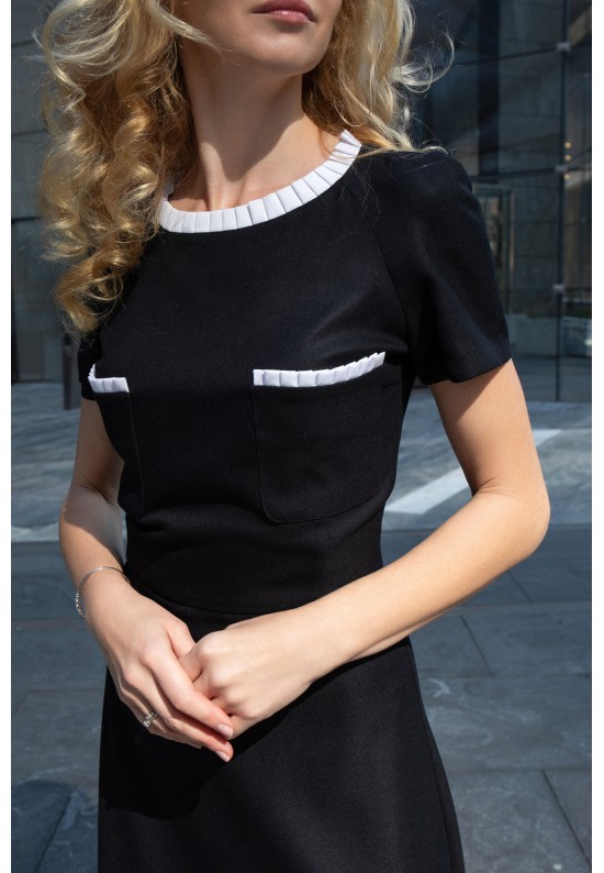 Чорна міді-сукня з білими деталями