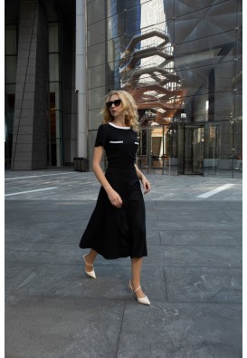 Чорна міді-сукня з білими деталями
