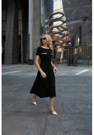 Чорна міді-сукня з білими деталями