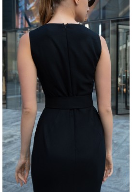 Чорна максі-сукня з поясом