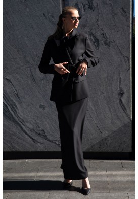 Чорний жакет із поясом