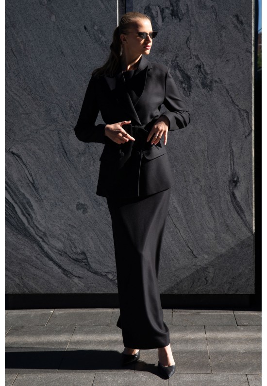 Чорний жакет із поясом