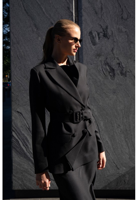 Чорний жакет із поясом