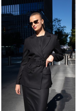 Чорний жакет із поясом