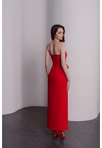 Довга червона сукня