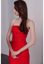 Довга червона сукня