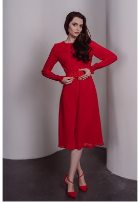 Яскрава червона сукня міді