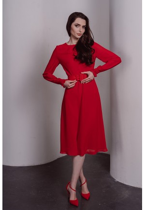 Яскрава червона сукня міді