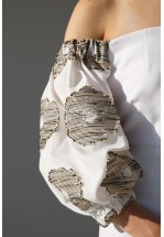 Біла сукня з відкритими плечима