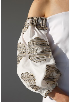 Біла сукня з відкритими плечима