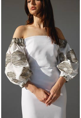 Біла сукня з відкритими плечима