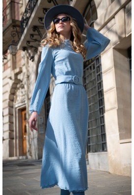 Ніжна блакитна сукня довжини міді