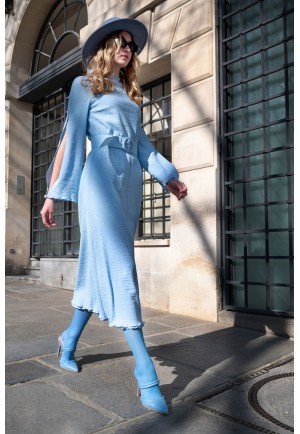 Ніжна блакитна сукня довжини міді