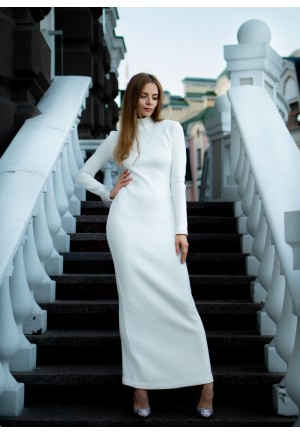 Довга тепла сукня в молочному кольорі