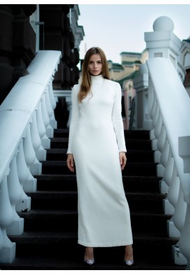 Довга тепла сукня в молочному кольорі