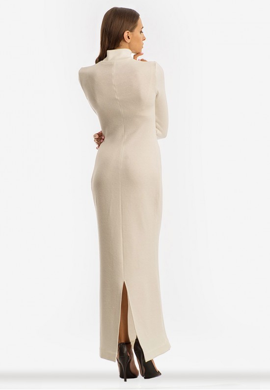 Довга тепла сукня в молочному кольорі