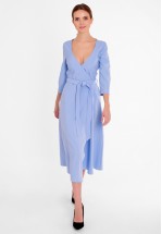 Блакитна сукня на запах