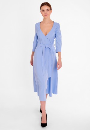 Блакитна сукня на запах