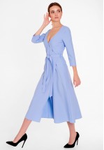 Блакитна сукня на запах