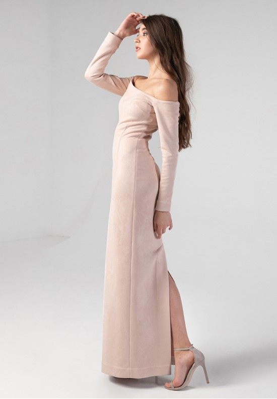 Вечірня нюдова сукня з відкритими плечима