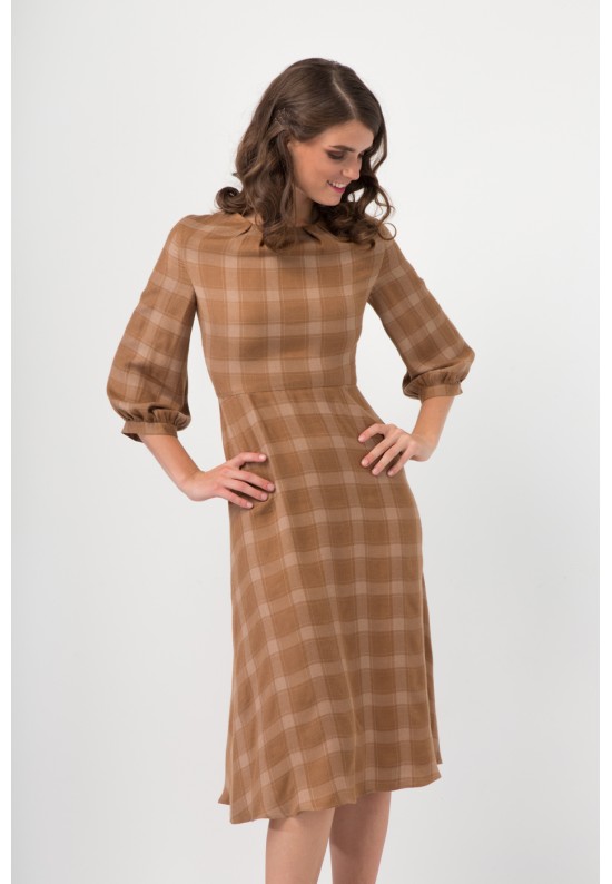 Стильна сукня в клітинку