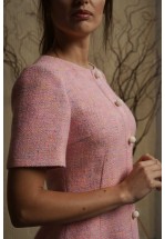 Рожева сукня з декоративними намистинами та коміром