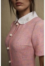 Рожева сукня з декоративними намистинами та коміром